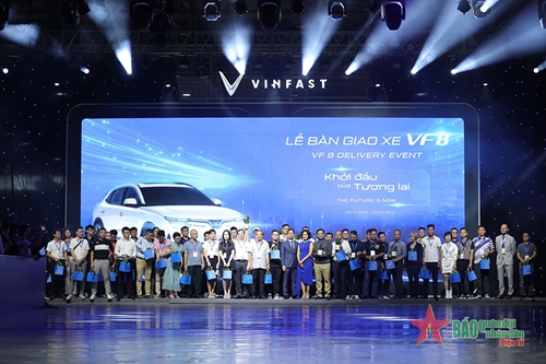 VinFast bàn giao 100 ô tô điện VF 8 đầu tiên, chuẩn bị xuất khẩu ra quốc tế
